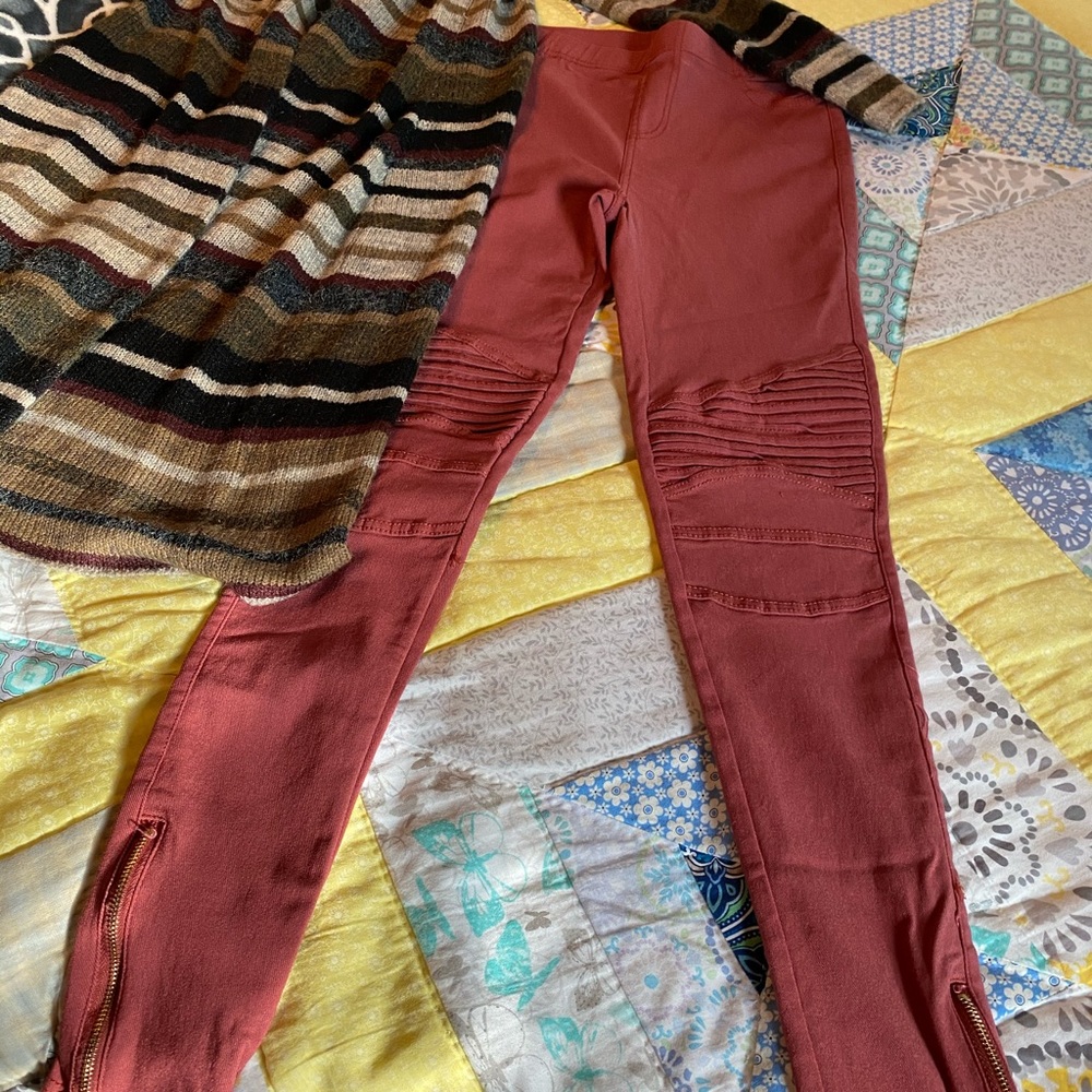 Rose colored jeggings with zippers on the legs